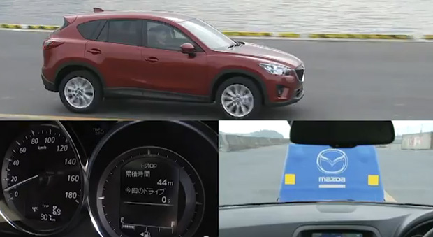 Sistema da Mazda também ajuda motorista quando pisa 'sem querer' no pedal do acelerador (Foto: Reprodução/Mazda)