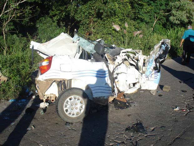 Carro ficou destruído em colisão com carreta em estrada do RS (Foto: Leandro Galante/Jornal O Estafeta)