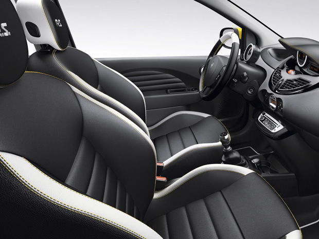 No interior do Twingo RS, destaque para a costura e detalhe diferenciados no acabamento  (Foto: Divulgação)