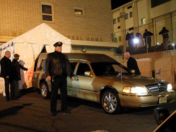 O corpo de Whitney Houston chega Whigham Funeral Home, em Newark. (Foto: Rich Schultz / AP P Hoto)