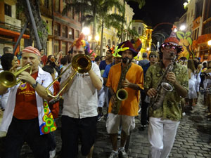 Nailson (esquerda) solta o trompete no Boitatá (Foto: Luna Markman/G1)