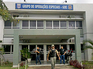 Detidos são encaminhados para a sede do GOE, no Recife (Foto: Kety Marinho/TV Globo)