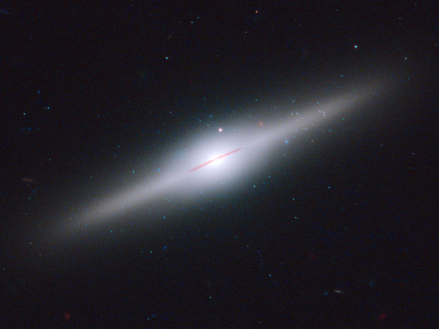 Imagem do Hubble mostra aglomerado de estrelas em torno de buraco negro (Foto: NASA, ESA, S. Farrell)
