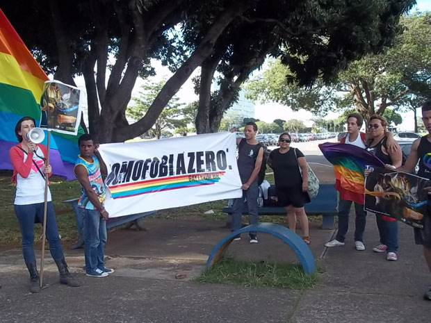Grupo protesta em frente ao Ministério da Saúde contra suspensão de propaganda para prevenção de Aids com foco em público gay (Foto: G1)