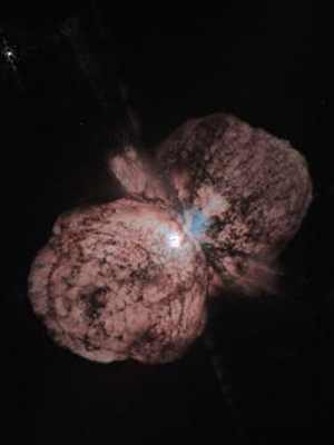Par de bolhas de gás ao redor de Eta Carinae são visíveis nesta imagem captada pelo Telescópio Espacial Hubble. (Foto: Nasa)