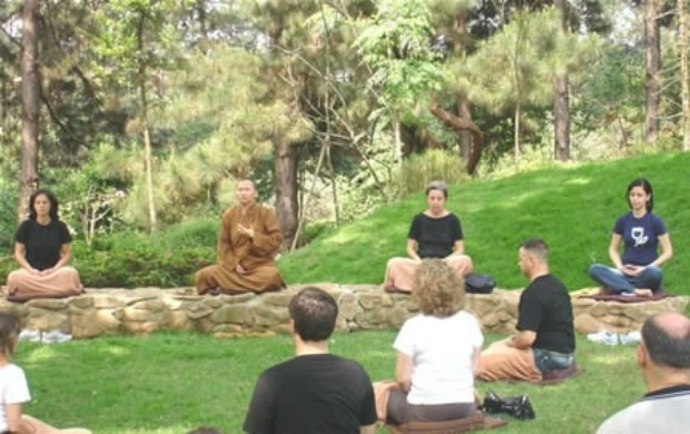 Budistas meditam ao ar livre  (Foto: Divulgação/ Templo Zu Lai)