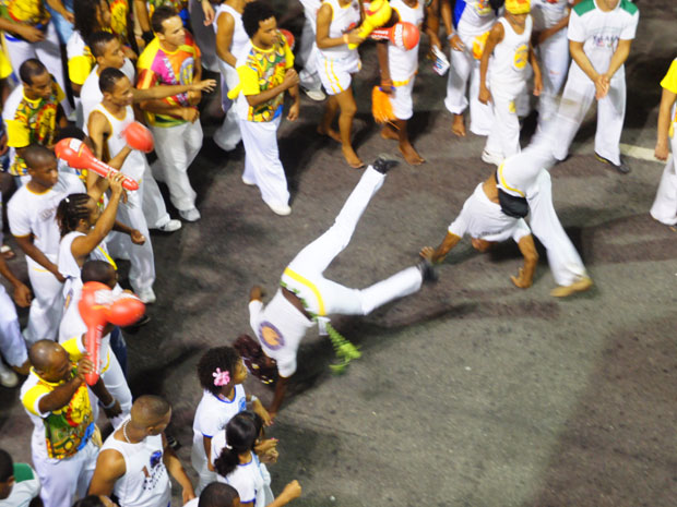 Ala de capoeiristas desfilam no bloco que leva o nome "Capoeira", na noite desta quinta-feira (Foto: Glauco Araújo/G1)