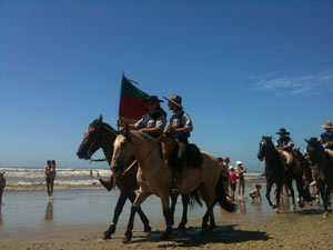 Cavalgada do Mar cruzou por Capão da Canoa nesta quinta-feira (Foto: Lúcio Brancato/RBS TV)