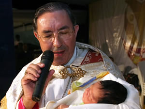 Criança que nasceu durante evento religioso (Foto: Reprodução/TVCA)