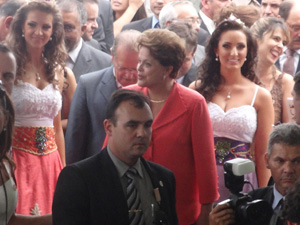 A presidente Dilma ao chegar ao pavilhão da Festa da Uva, em Caxias do Sul (Foto: Felipe Truda / G1 RS)