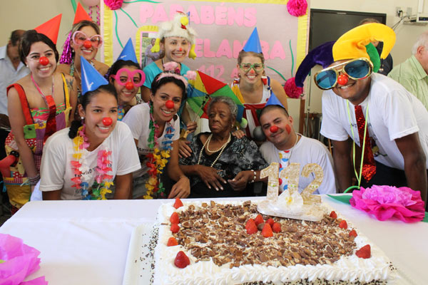 Celanira Monteiro comemorou 112 anos em asilo de Porto Alegre nesta quinta-feira (16) (Foto: Divulgação/Rafael Dias Borges/Play Press)