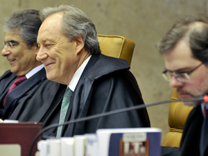 Os ministros Carlos Ayres Britto (à esq.) e Ricardo Lewandowski (centro), que votaram a favor da Ficha Limpa, e Dias Toffoli, que votou contra aplicação da lei, durante julgamento no STF (Foto: José Cruz/ABr)