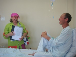 Contadora de história proporciona momento de alegria á paciente (Foto: Ariane Ducati/G1 PR)