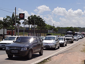 Fluxo de carros na BR-101 deve ser intenso (Foto: Kety Marinho/TV Globo)