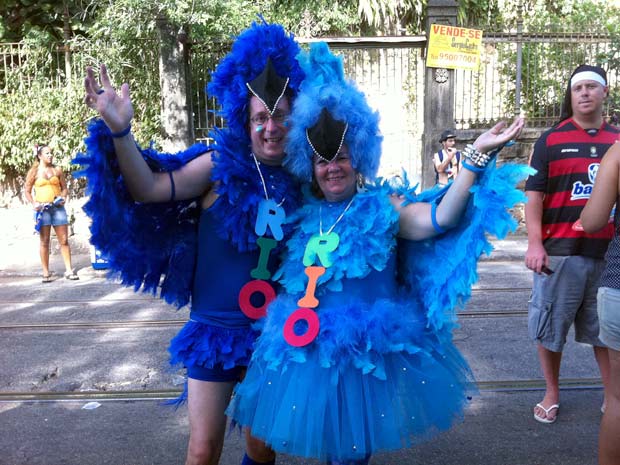 Os vizinhos Paulo Sérgio e Zélia Machado exibem orgulhosos a fantasia de ararinha-azul, personagem do filme de animação 'Rio' (Foto: Renata Soares/G1)