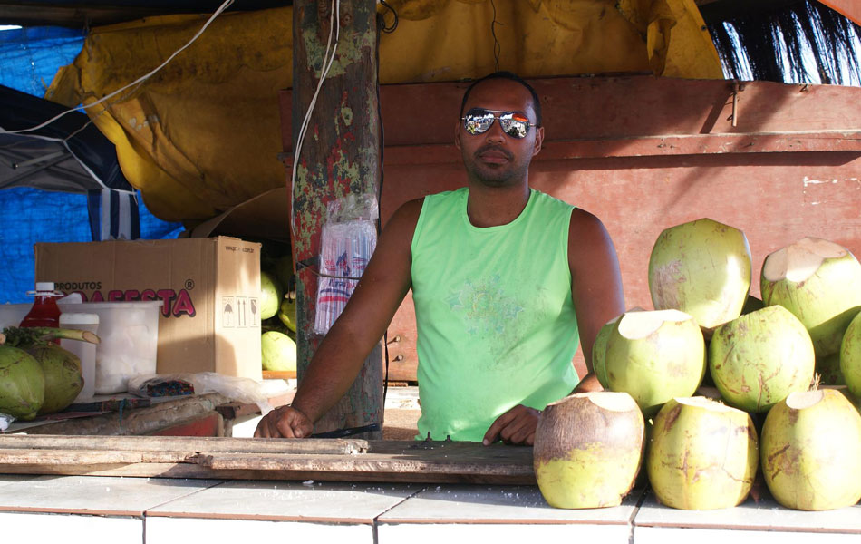 Vendedor de coco Lucas Santana reclama da concorrência da 'piriguete' (Foto: Egi Santana/G1)
