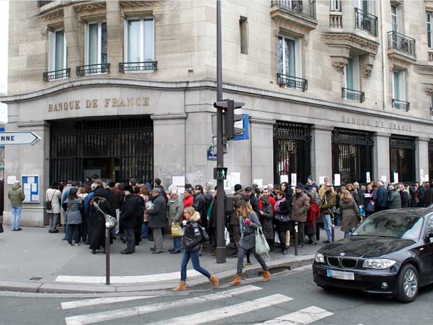 Centenas de pessoas fazem fila em Paris para trocar notas de francos por euros (Foto: AFP)