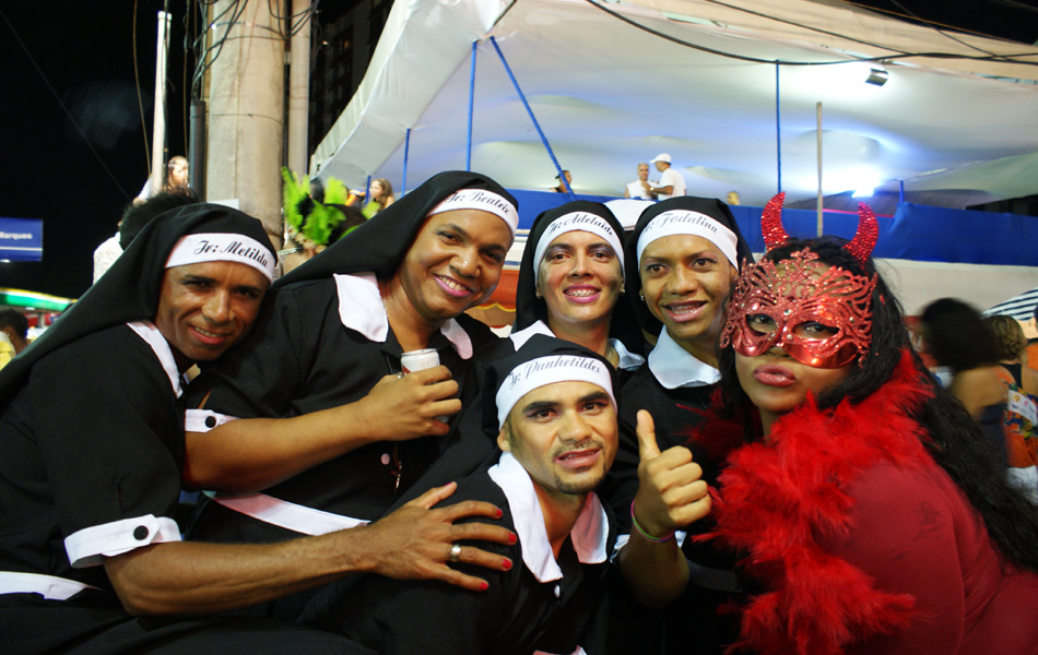 Amigos vieram fantasiadas pela primeira vez no carnaval baiano (Foto: Egi Santana/G1)