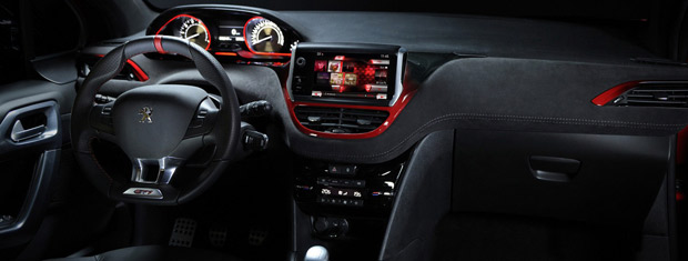 Interior do Peugeot 208 GTi é esportivo e vem com materiais de alto nível (Foto: Divulgação)