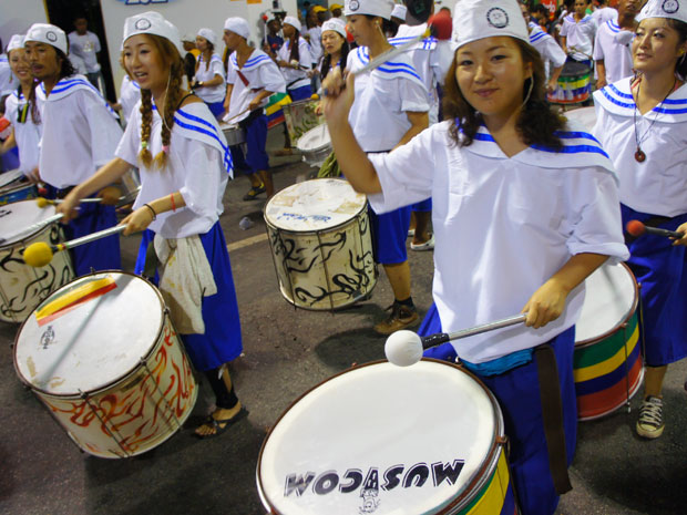 Percussionistas japoneses participaram do desfile do Bloco Capoeira, com Tonho Matéria (Foto: Glauco Araújo/G1)