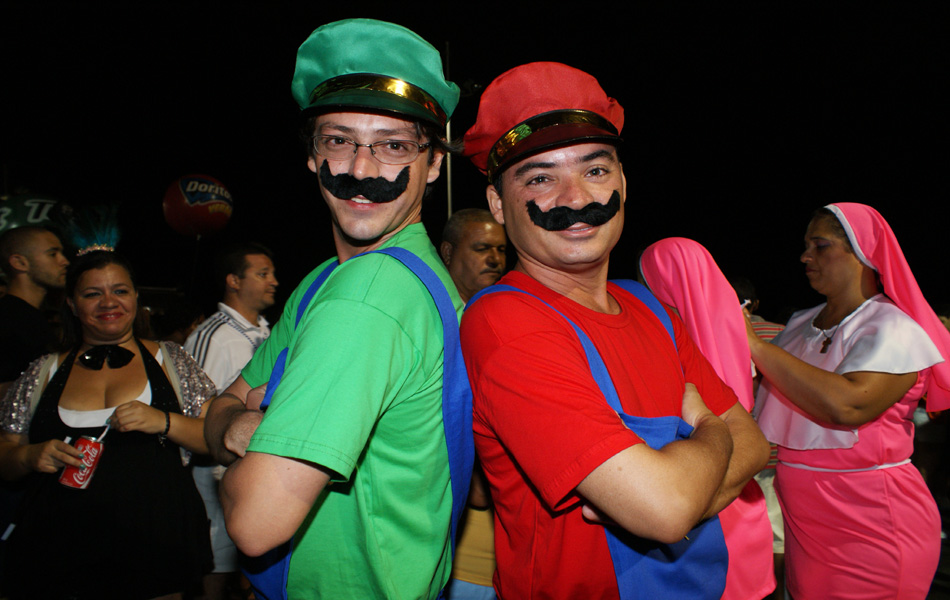Francisco Pimenta e André Gomes chamaram a atenção vestidos de Mario Bros e Luigi (Foto: Egi Santana/G1)