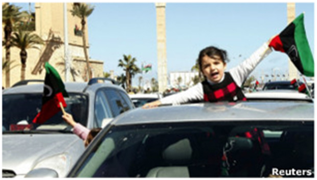 Líbios comemoram nesta sexta-feira aniversário do levante que provocou a queda de Khadafi (Foto: Reuters)