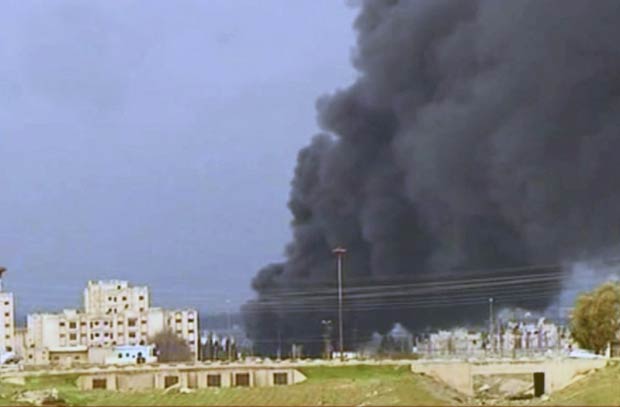 Fumaça ergue-se de oleoduto atingido em Baba Amr, distrito da cidade de Homs, nesta sexta-feira (17) (Foto: Reuters)