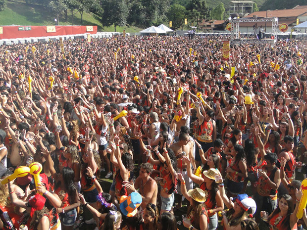 Milhares de pessoas se concentram no Bloco do Caixão (Foto: Raquel Freitas/G1)