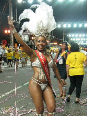 A Rainha do Carnaval de Curitiba convida todos para a festa (Foto: Samuel Nunes/G1)
