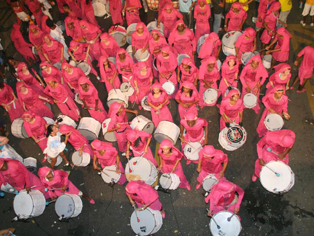 Cerca de 200 músicos do Cortejo Afro vestiram uma espécie de burka para desfilar no carnaval de Salvador (Foto: Edgar de Souza/Divulgação)