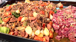 Entrevero (sanduíche prensado com 6 tipos de carne: gado, coração, calabresa, bacon, salsicha e porco) é vendido no carnaval de Porto Alegre, no Rio Grande do Sul. (Foto: Letícia Carlan/G1)