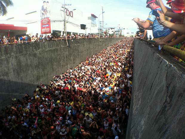 Cerca de 50 mil pessoas seguiram o trio elétrico do Galo de Manaus. (Foto: Marcos Dantas / G1)