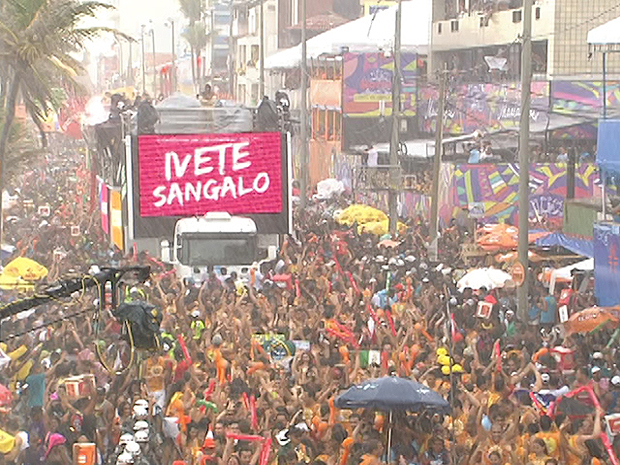 Ivete Sangalo anima foliões embaixo de chuva no carnaval de Salvador (Foto: Imagem TV Bahia)