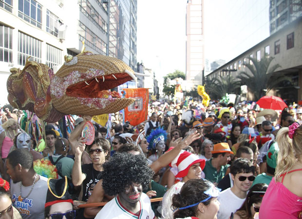 Bloco do Cordão do Boitatá já reunia grande público na manhã deste domingo (Foto: Ideraldo Gomes/G1)