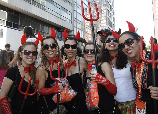 Amigas se vestiram de ‘diabinhas’ para curtir o bloco Cordão do Boitatá (Foto: Ideraldo Gomes/G1)