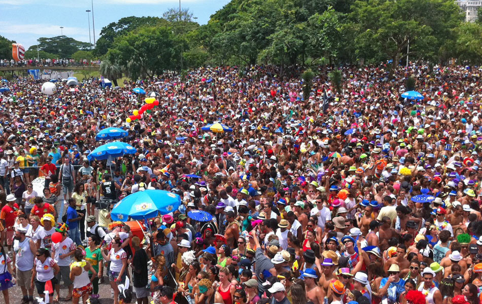 Multidão participa da concentração do Bangalafumenga, neste domingo (19).