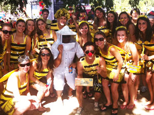 Amigos de Curitiba curtem o carnaval do Rio vestidos de abelha (Foto: Diogo Bessa/G1)