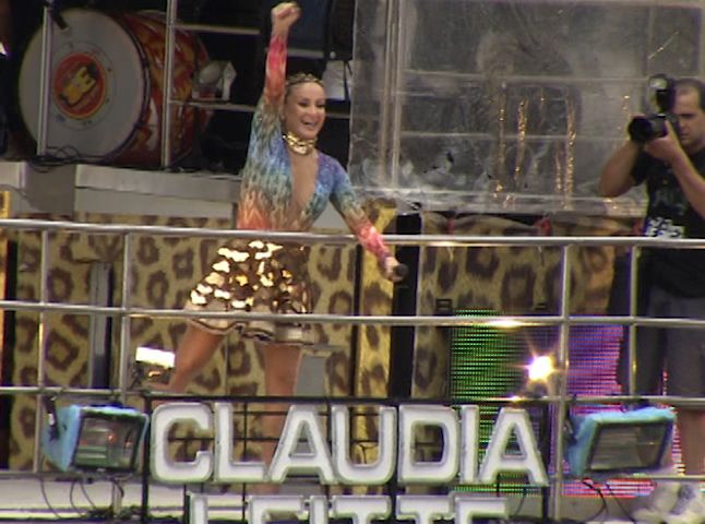 Claudia sai com figurino em homenagem às mulheres girafas, da África. (Foto: Imagens TV Bahia)