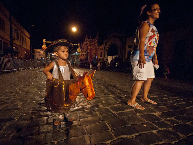 Em Antonina, as crianças são incentivadas a desfilar. (Foto: Vinícius Sgarbe/G1 PR)