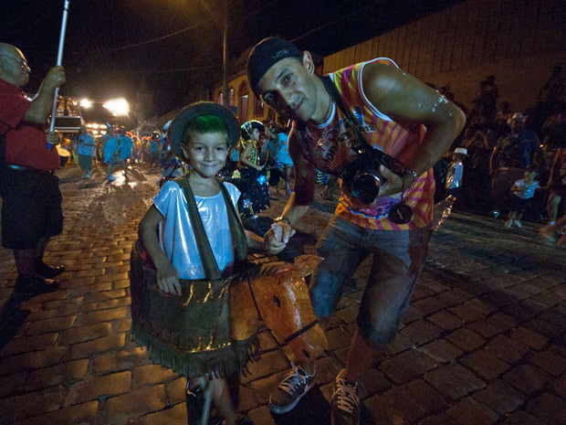 O pai Adriano Bactéria acompanha o filho que desfila em um bloco folclórico. (Foto: Vinícius Sgarbe/G1 PR)