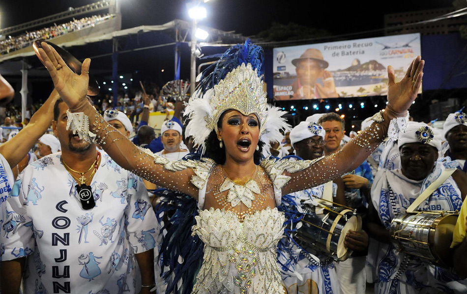 Sharon Menezes, rainha de bateria da Portela, canta o samba da escola. Agremiação é a segunda a desfilar na Sapucaí. 