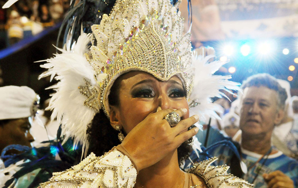 Sharon Menezes, rainha de bateria, se emociona antes de desfilar pela Portela.