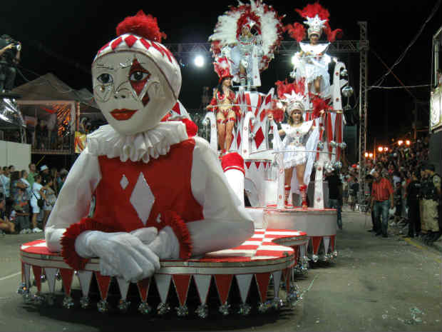 Escola Embaixadores da Alegria contou a história do Carnaval de Curitiba (Foto: Samuel Nunes/G1)