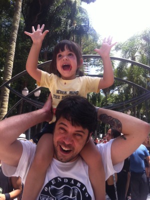 Criança no ombro do pai grita para assustar pedestres (Foto: Bibiana Dionísio/ G1 PR)