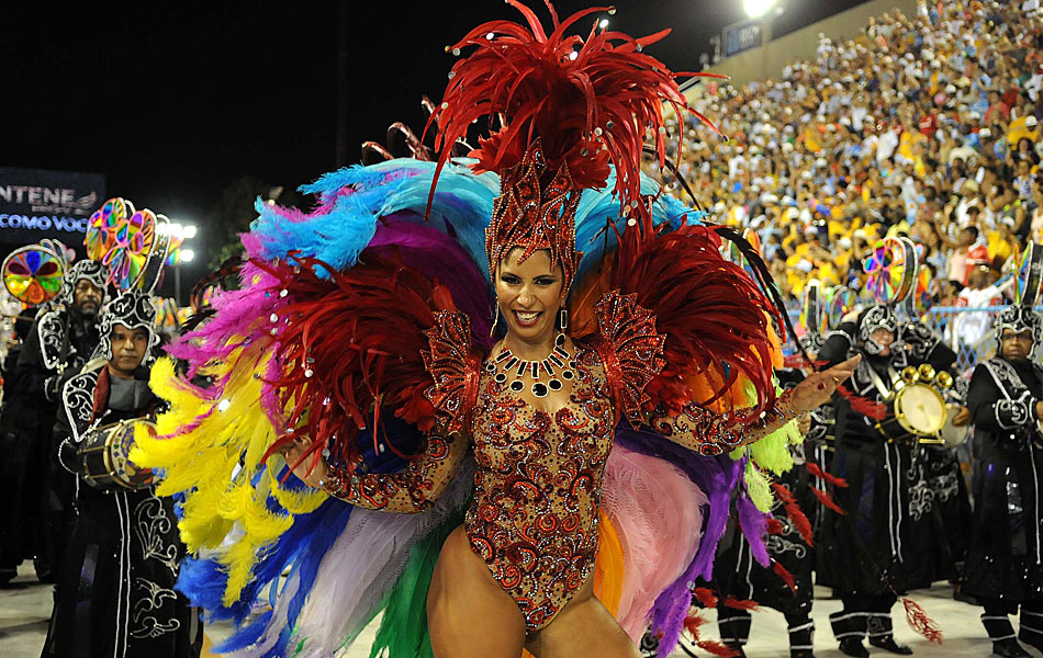 Patricia Nery, rainha de bateria da Renascer de Jacarepauá, mostra samba no pé durante o desfile da escola.