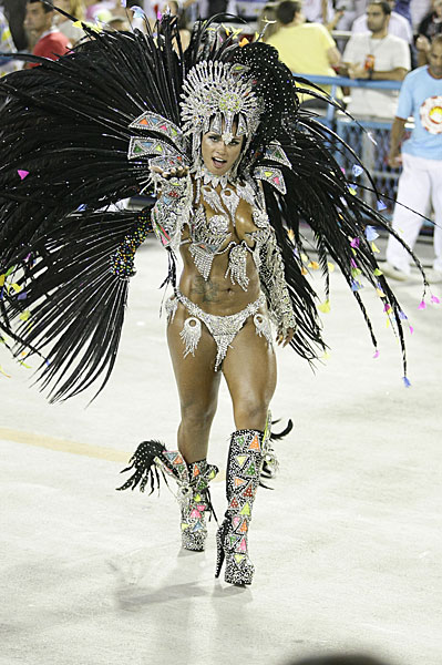 Musa desfila pela Renascer de Jacarepaguá, que abriu o grupo especial do Rio em 2012.