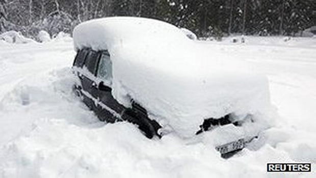 Carro de homem sueco que ficou preso na neve  (Foto: Reuters)