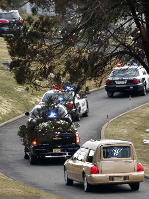 Carro que carrega o corpo de Whitney Houston chega ao cemitério (Foto: Carlo Allegri/Reuters)