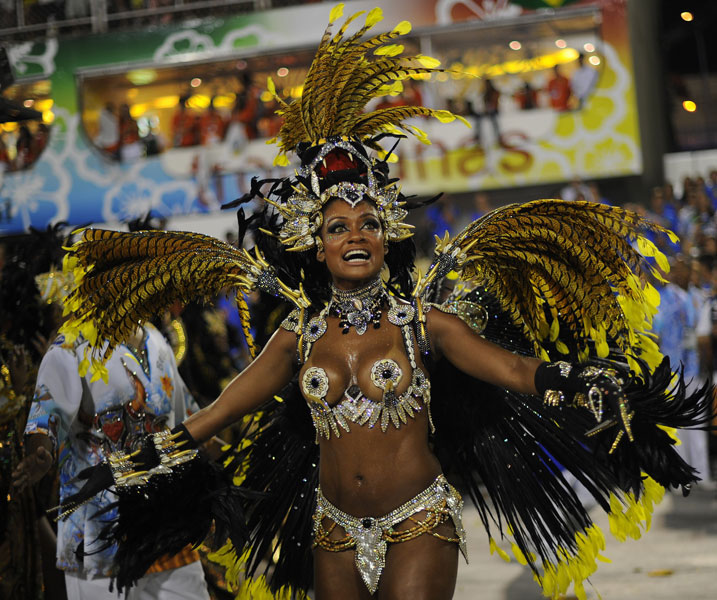 Musa da Beija-Flor chama o público para ajudar no samba-enredo da escola.