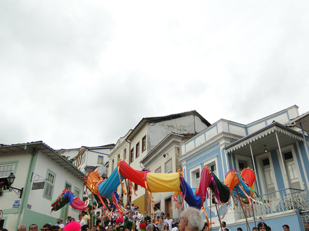 ‘O Balanço da Cobra’ colore ladeiras de Ouro Preto. Criado há 27 anos, reúne famílias de Ouro Preto e também turistas (Foto: Raquel Freitas / G1)